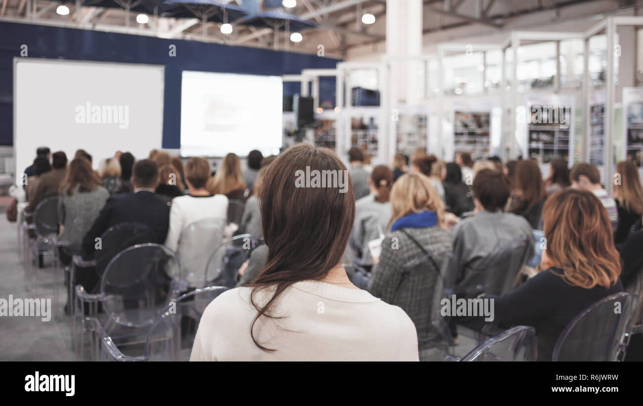 Donna d'affari e persone in ascolto sulla conferenza. L'immagine orizzontale Foto Stock