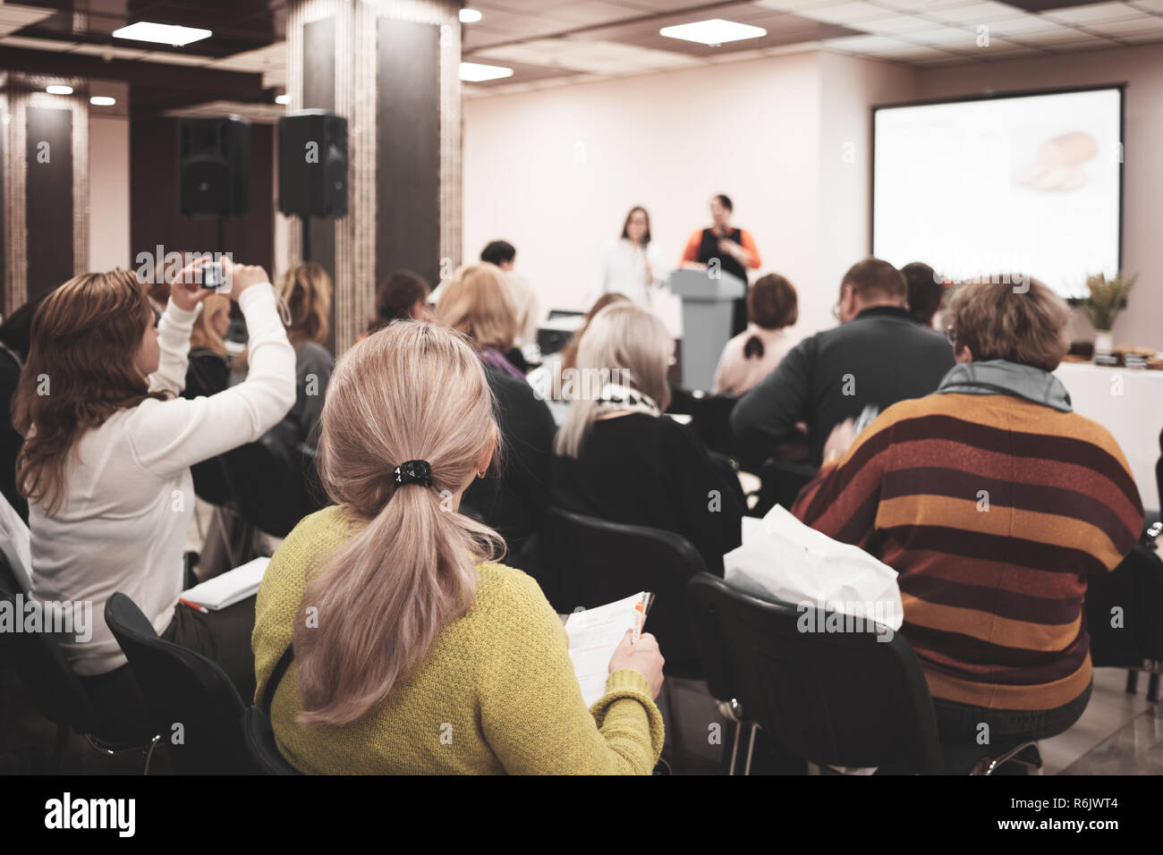 Donna d'affari e persone in ascolto sulla conferenza. L'immagine orizzontale Foto Stock