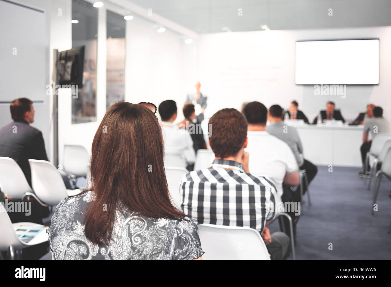 Donna d'affari e persone in ascolto sulla conferenza. L'immagine orizzontale Foto Stock
