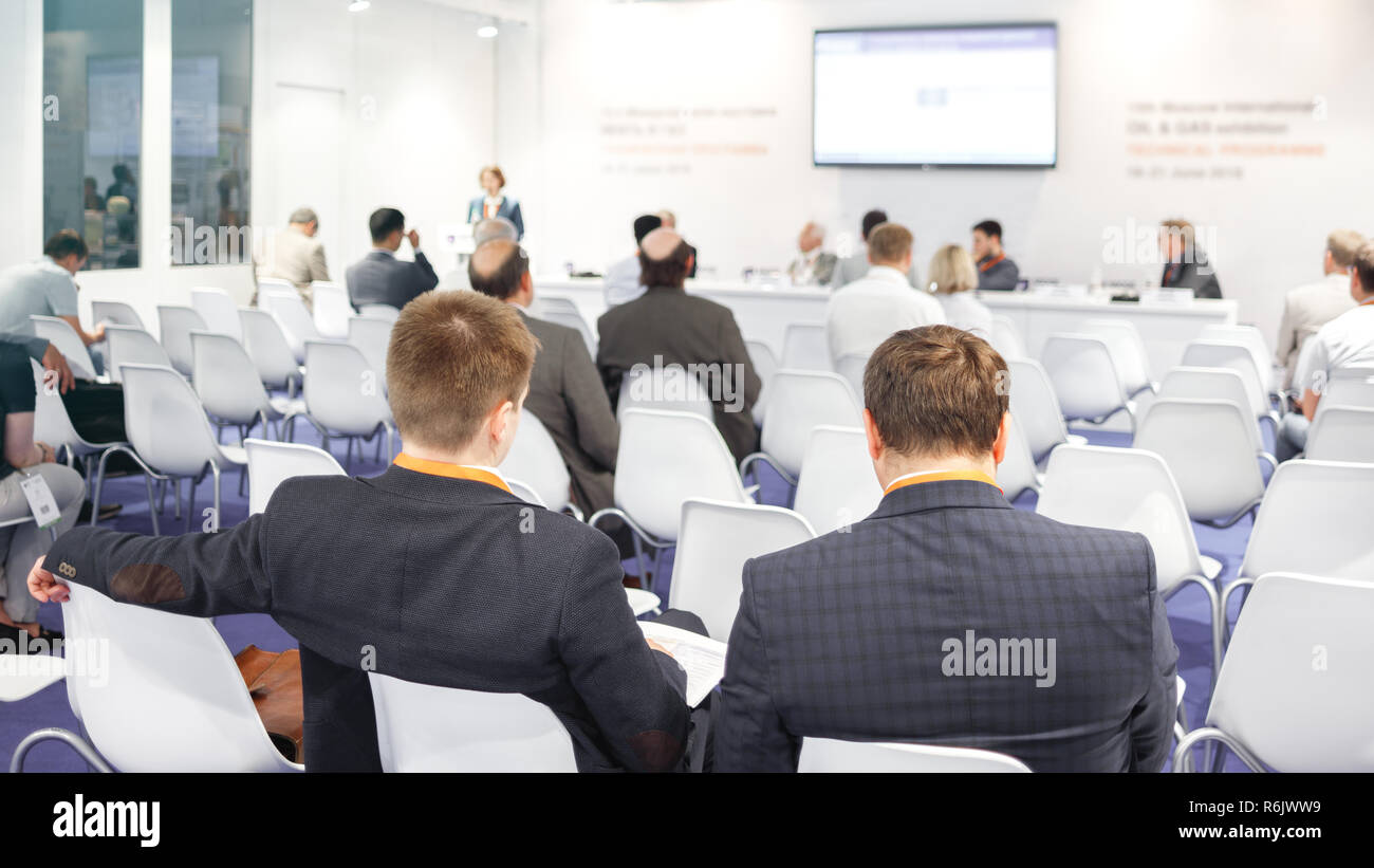 Uomo d'affari e persone in ascolto sulla conferenza. L'immagine orizzontale Foto Stock
