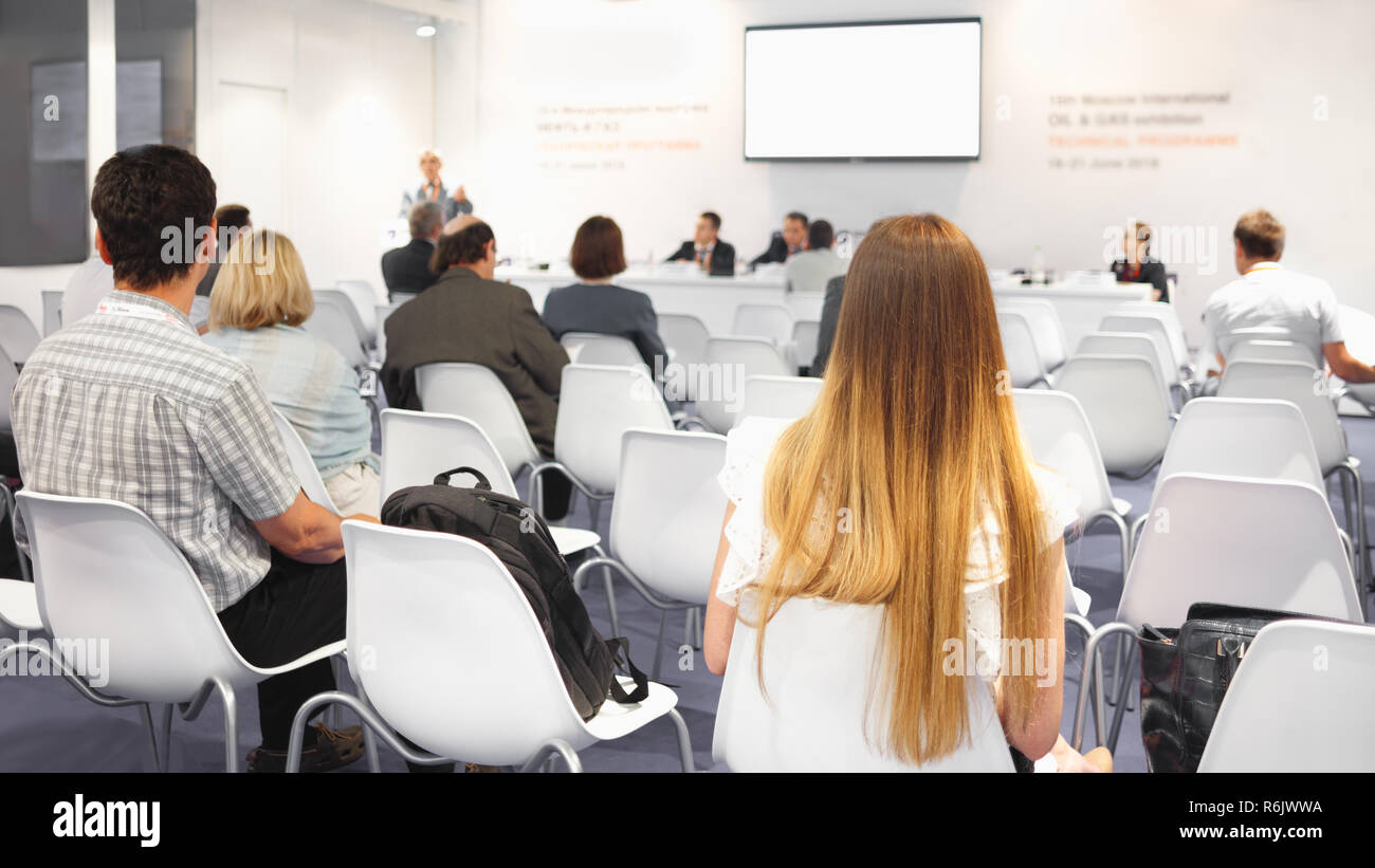 La donna e la gente in ascolto sulla conferenza. L'immagine orizzontale Foto Stock