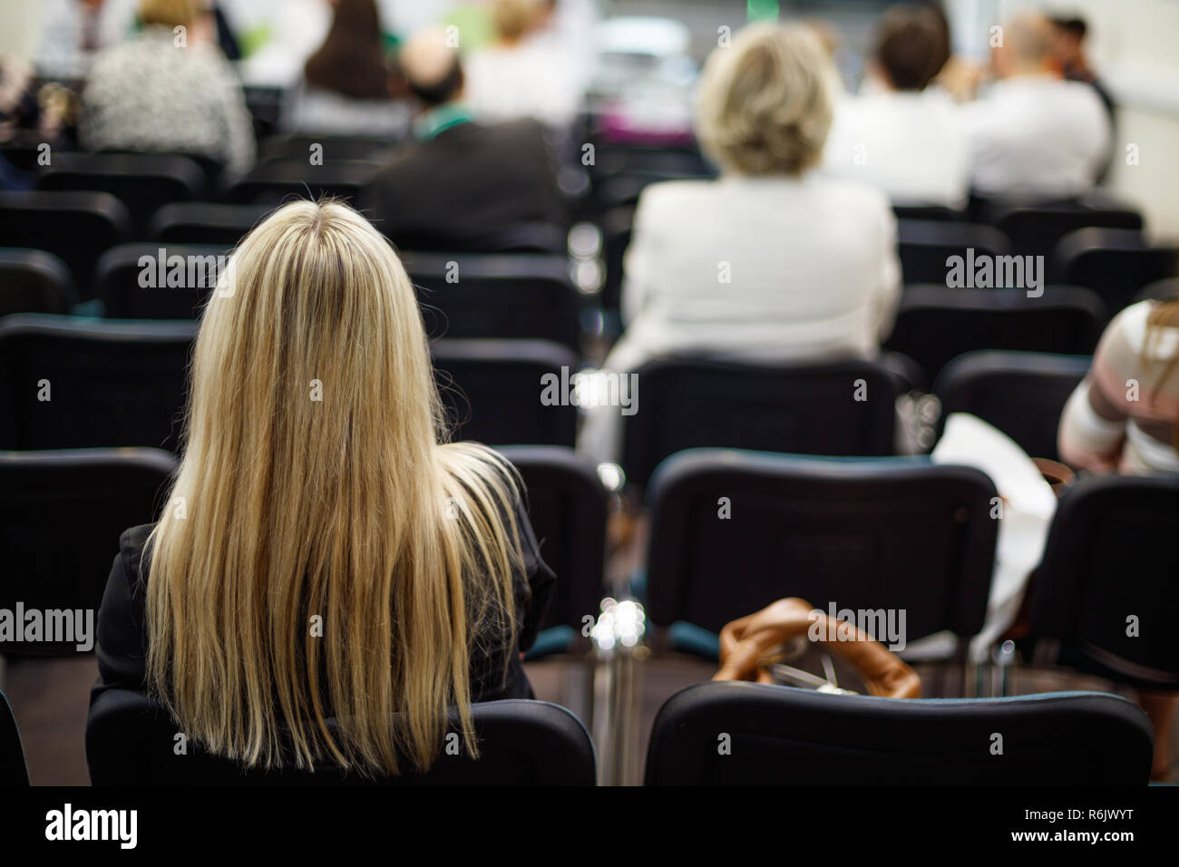 Donna d'affari e persone in ascolto sulla conferenza. L'immagine orizzontale Foto Stock