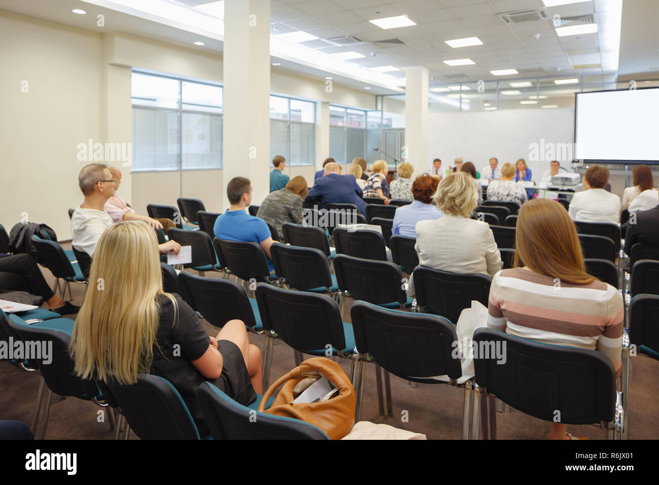 Donna d'affari e persone in ascolto sulla conferenza. L'immagine orizzontale Foto Stock