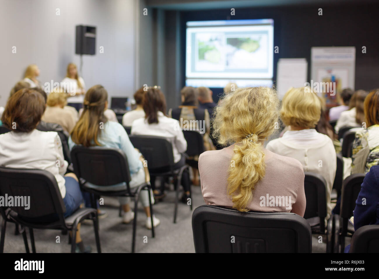 Donna d'affari e persone in ascolto sulla conferenza. L'immagine orizzontale Foto Stock