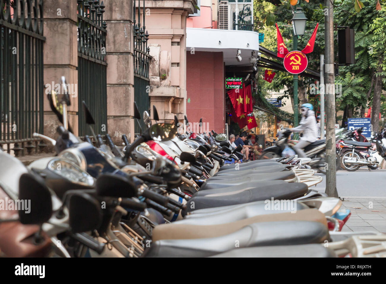 Scooters, di traffico e di propaganda comunista simbolo in Hanoi, Vietnam Foto Stock