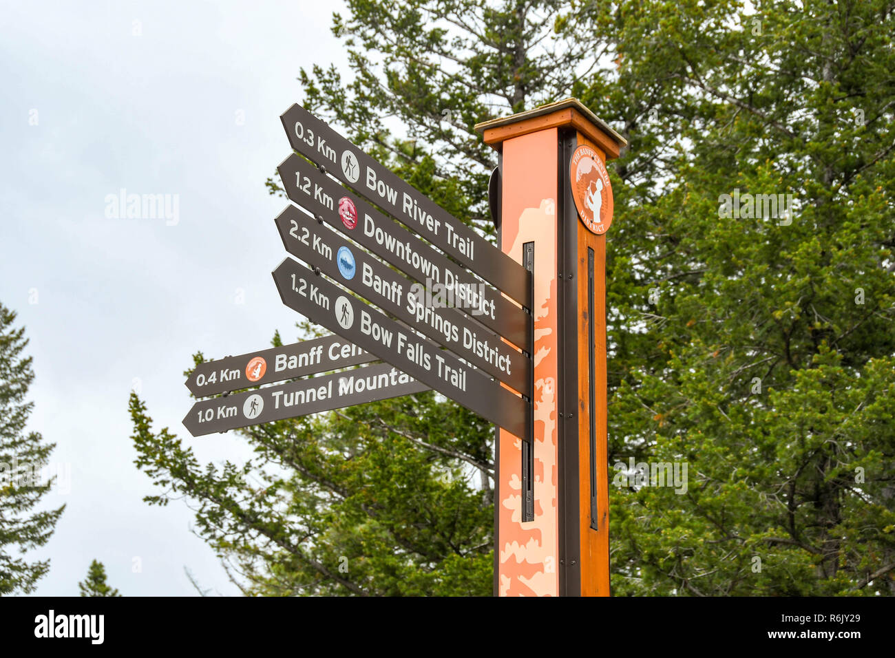 BANFF, Alberta, Canada - Maggio 2018: informazioni turistiche segno che indica la via verso le attrazioni locali a Banff. Foto Stock