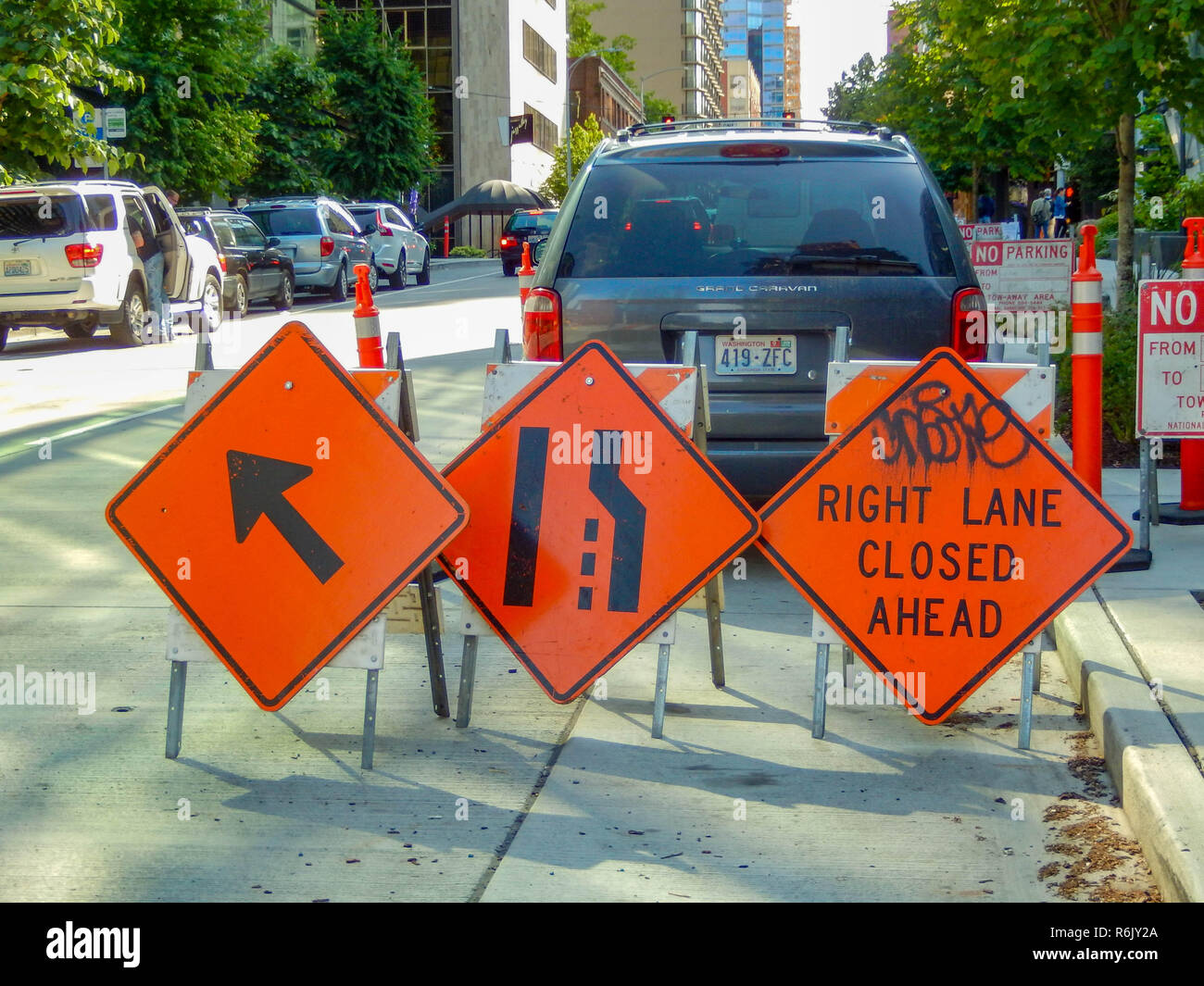 SEATTLE, WA, Stati Uniti d'America - Giugno 2018: segni su una city centre street in Seattle i driver di avvertimento di una corsia chiusura per lavori stradali. Foto Stock