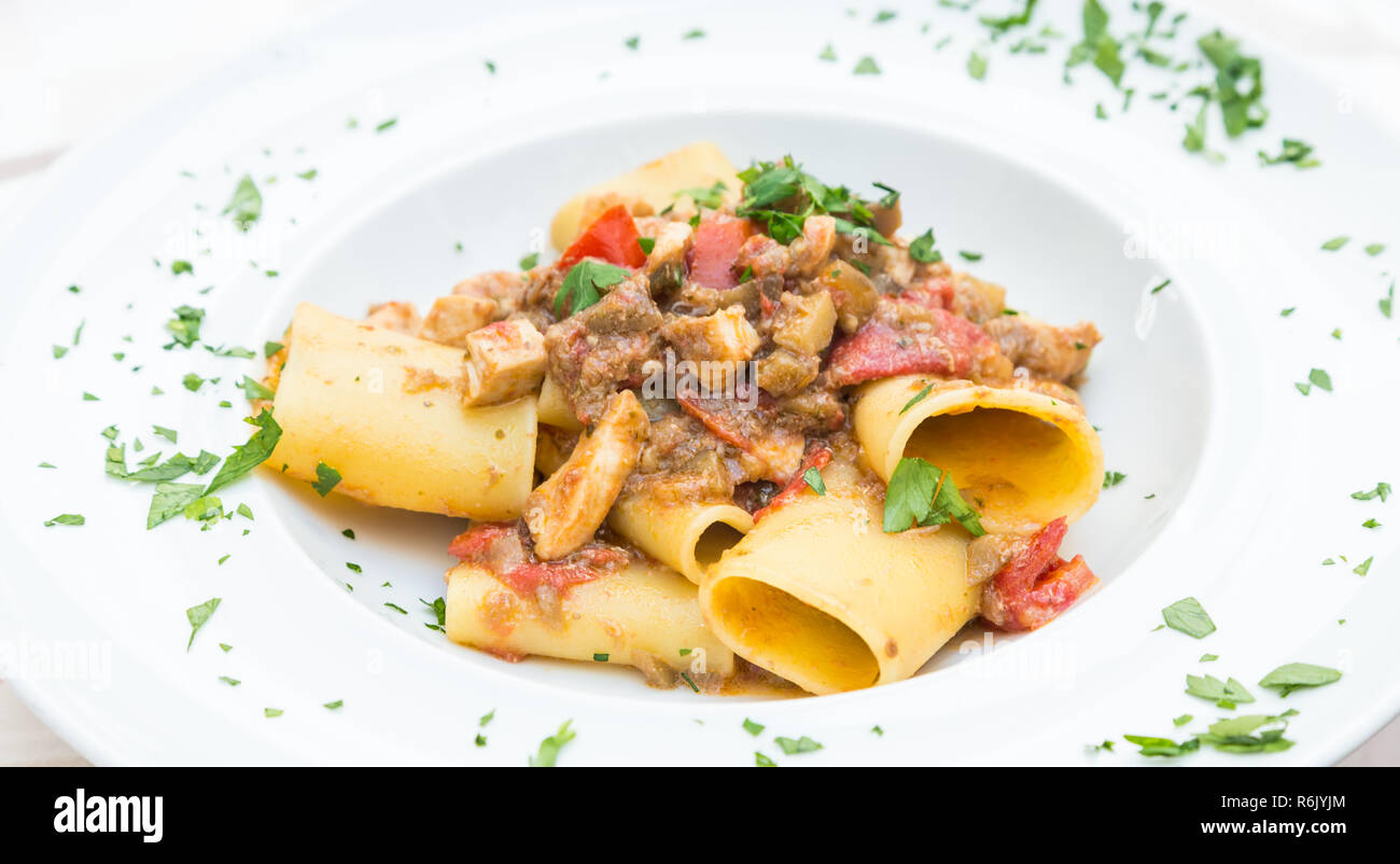 Italiano pasta paccheri con Pesce Spada Foto Stock