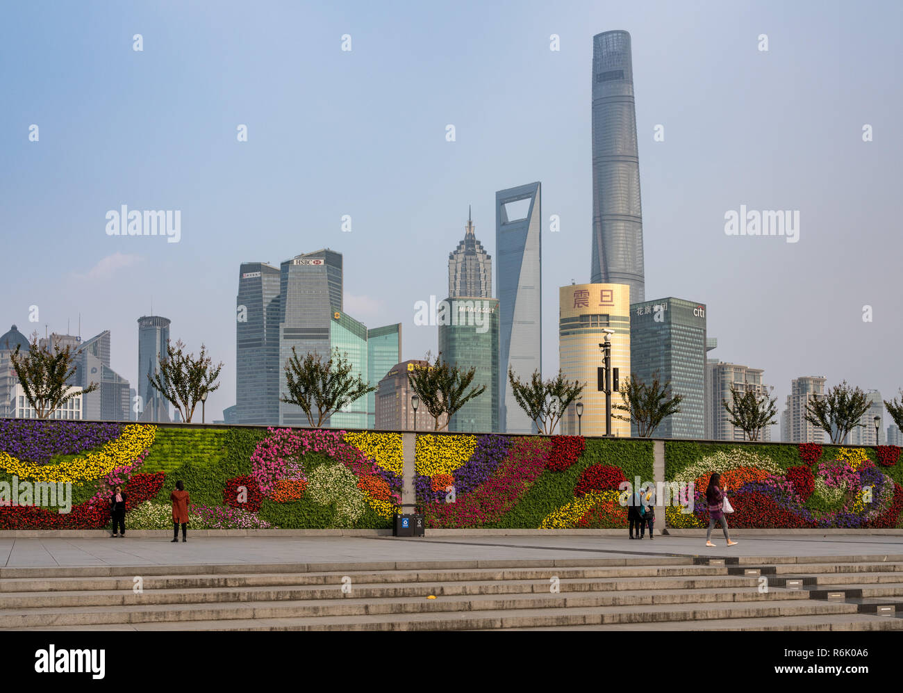 Parete floreale giardino con il centro città di Shanghai Foto Stock