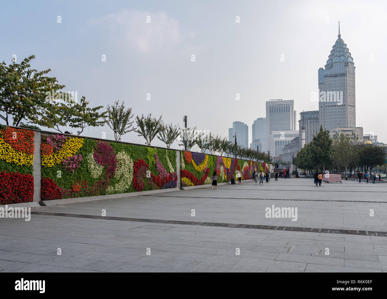 Parete floreale giardino con il centro città di Shanghai Foto Stock