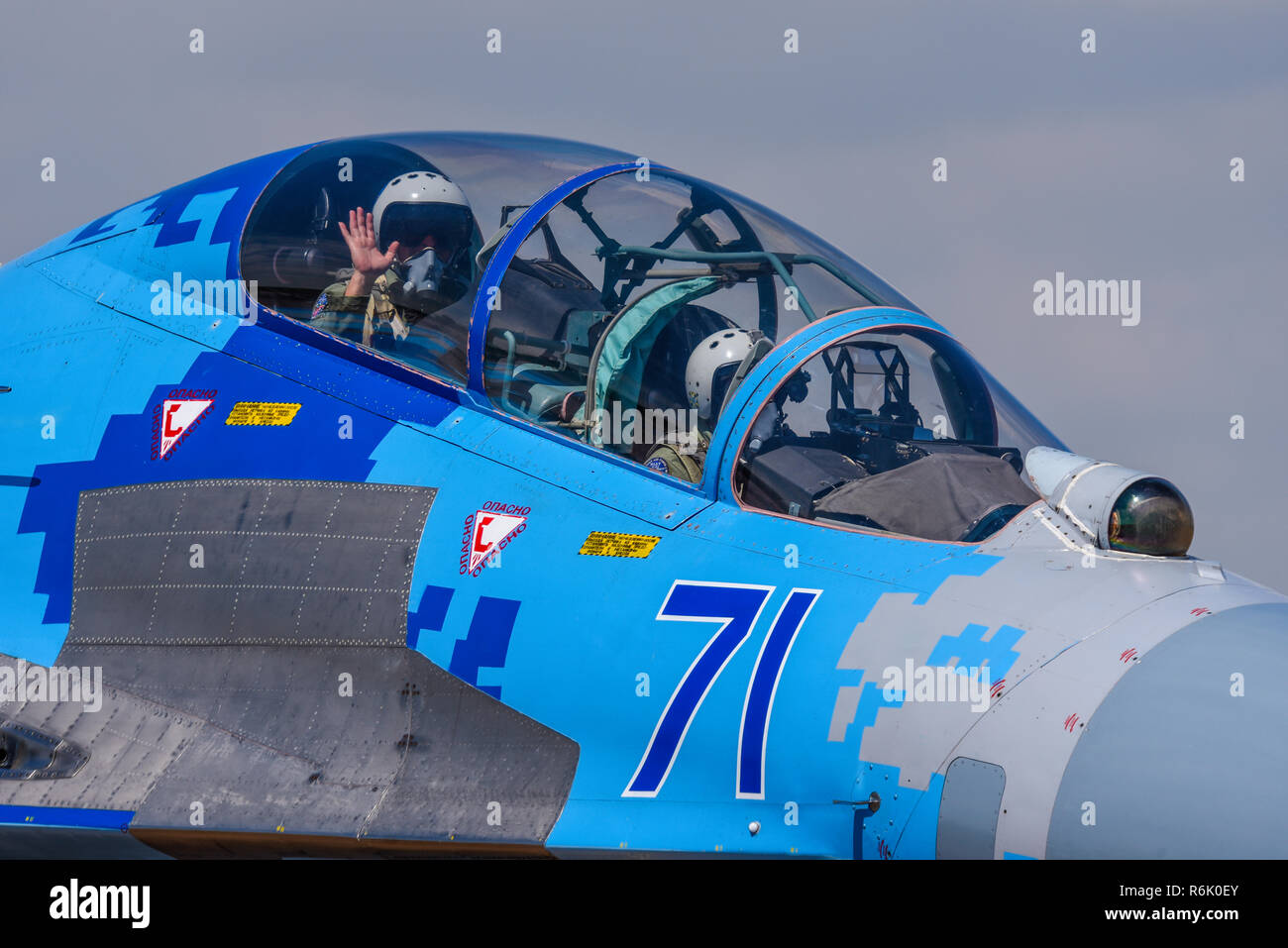 Ucraino Air Force Sukhoi su-27 Flanker pilota di aerei da combattimento e equipaggio al Royal International Air Tattoo, RIAT, RAF Fairford air show. Piloti Foto Stock
