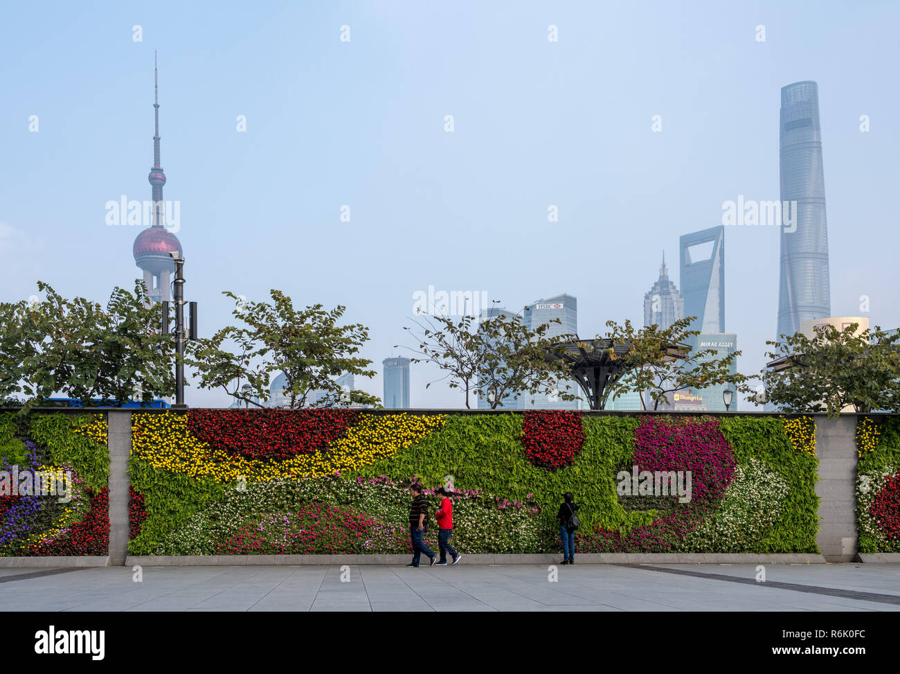 Parete floreale giardino con il centro città di Shanghai Foto Stock