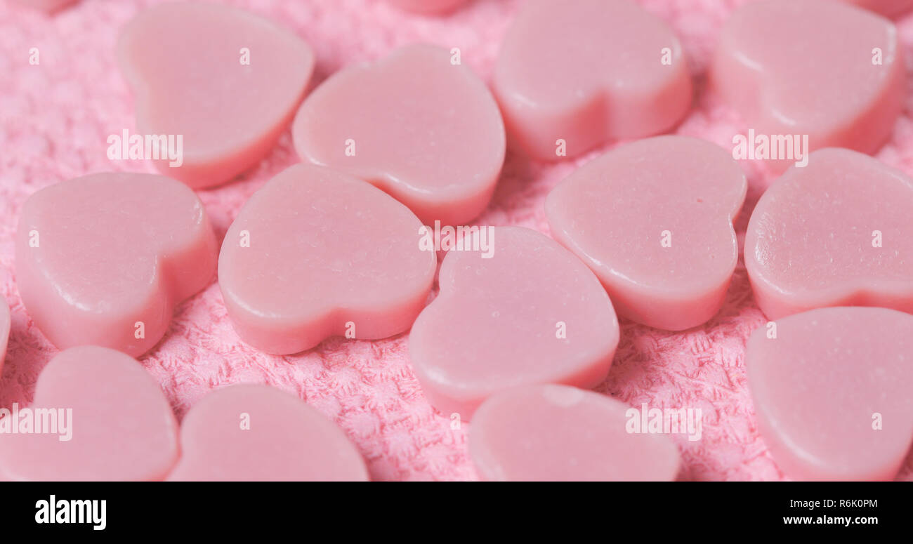 Scatola di cioccolatini su sfondo rosa Foto Stock