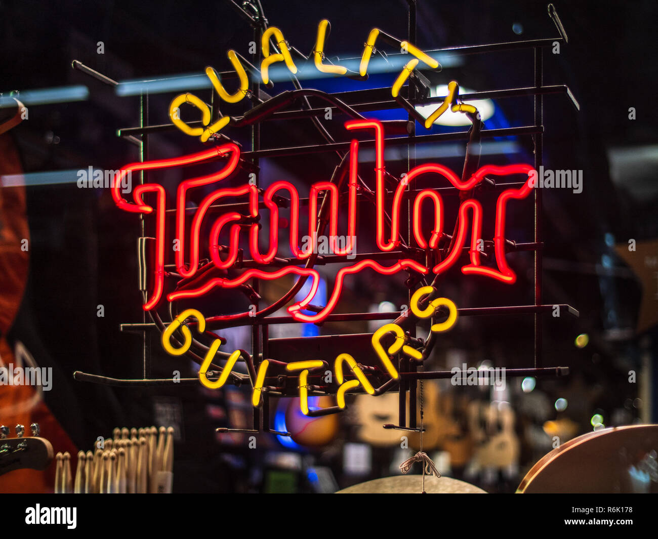 Taylor Quality Guitars neon firma nella finestra di un negozio di chitarra in Denmark Street nel centro di Londra Foto Stock