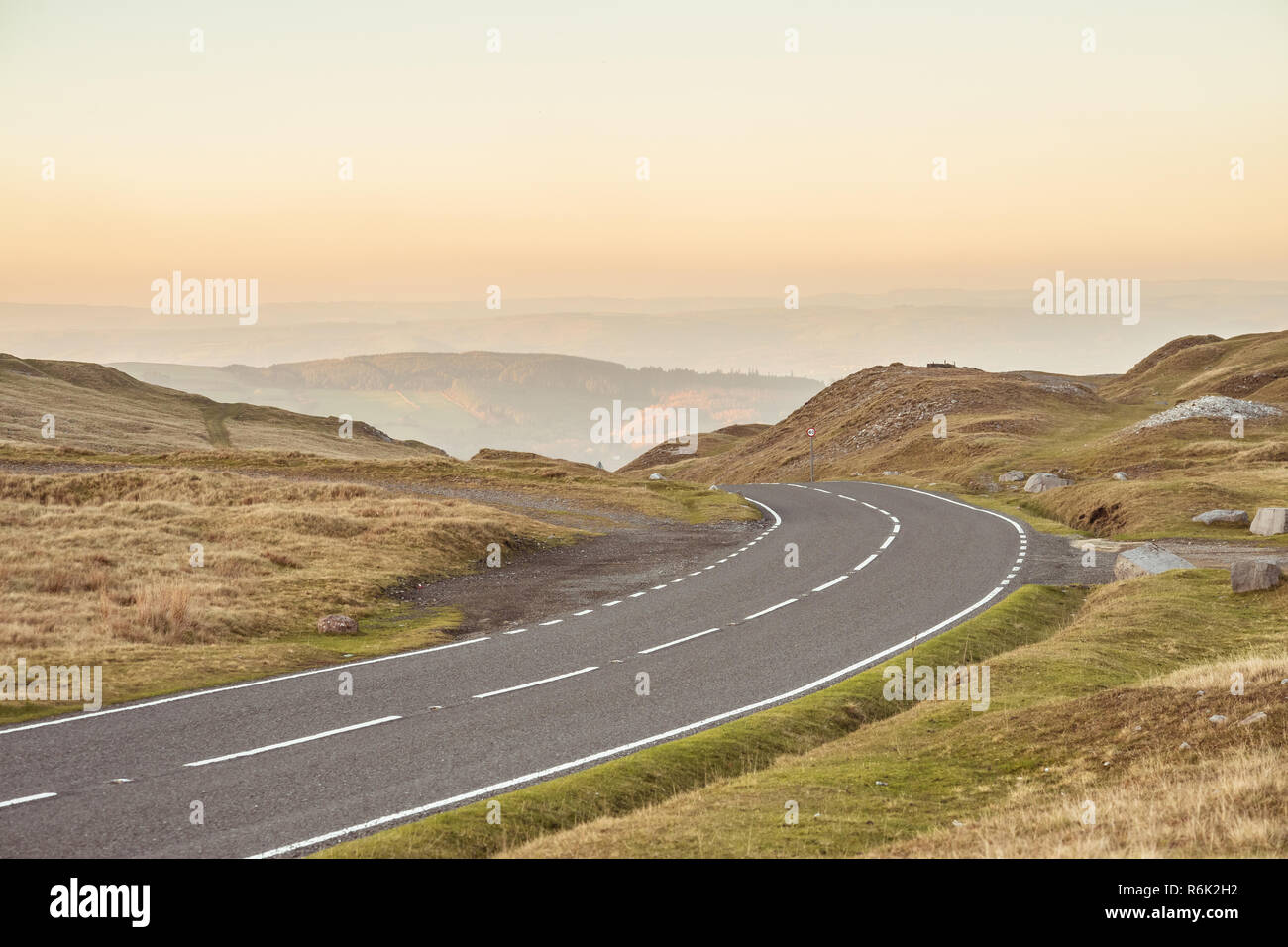 Avvolgimento su strada attraverso la montagna nera cava o noto anche come Herbert's Cava nel Parco Nazionale di Brecon Beacons, Carmarthenshire, Wales, Regno Unito Foto Stock