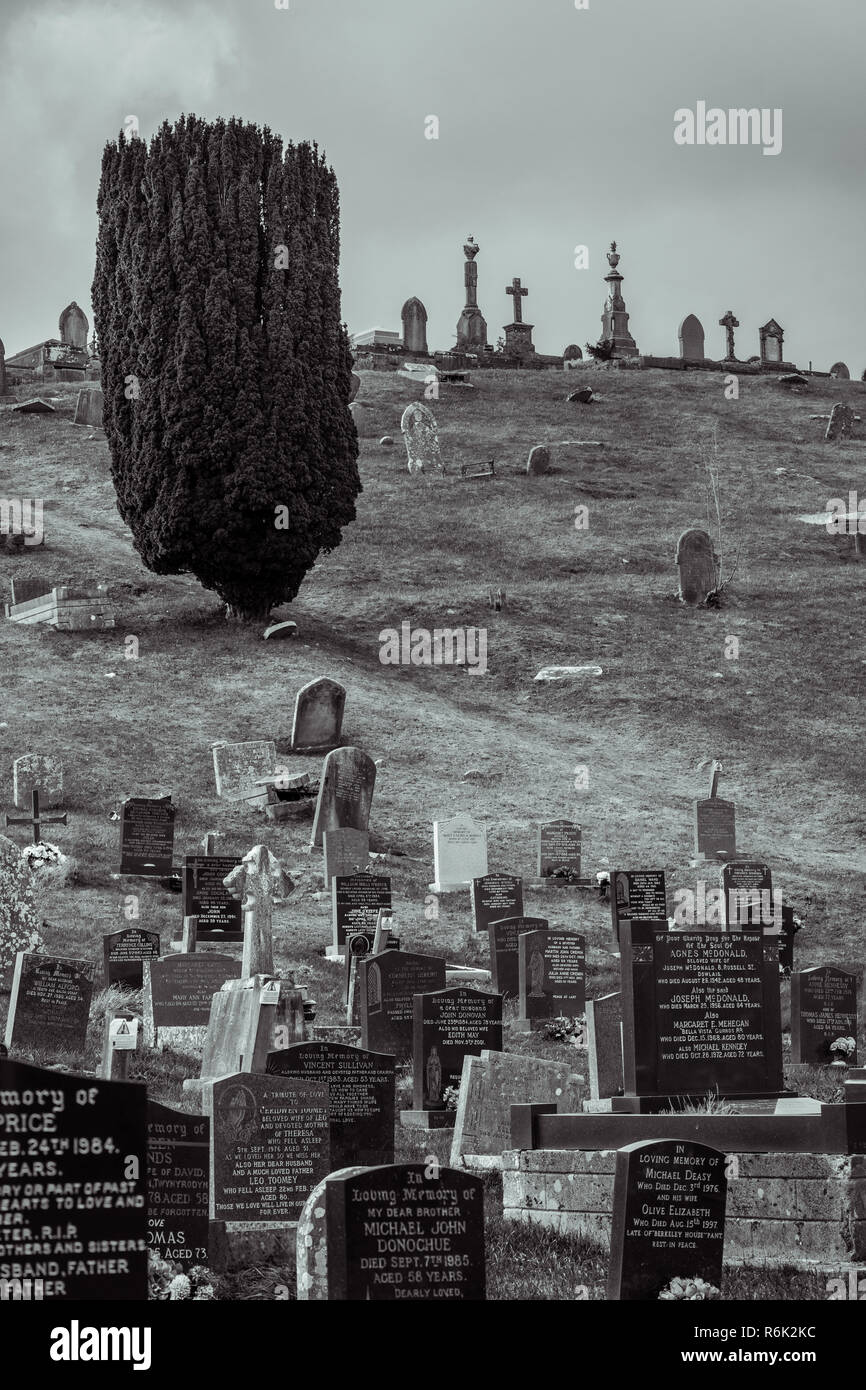 Vista sul vecchio graves al cimitero di mutandina a Merthyr Tydfil, Wales, Regno Unito Foto Stock