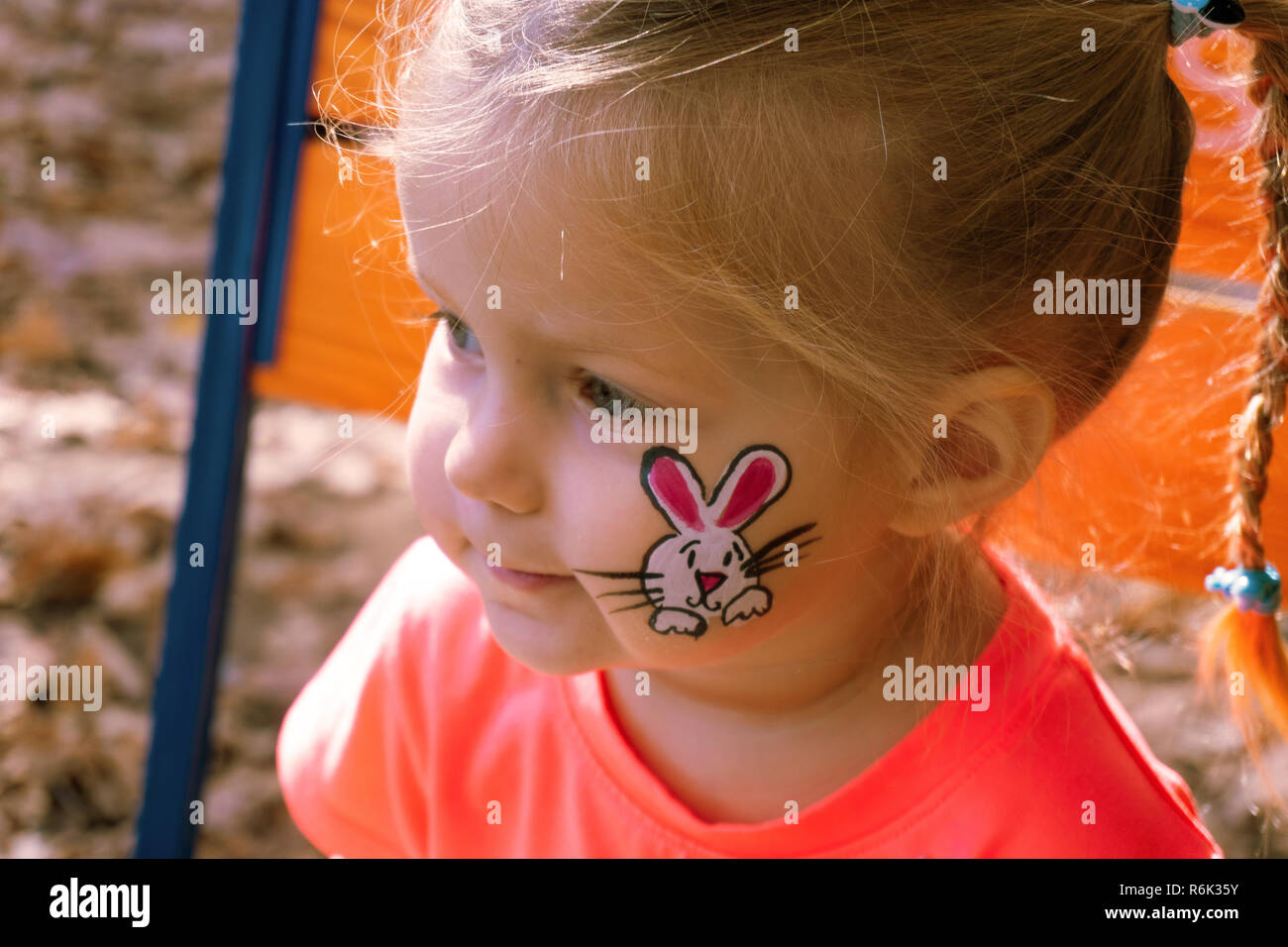 La ragazza con la pittura di bunny sul suo viso Foto Stock