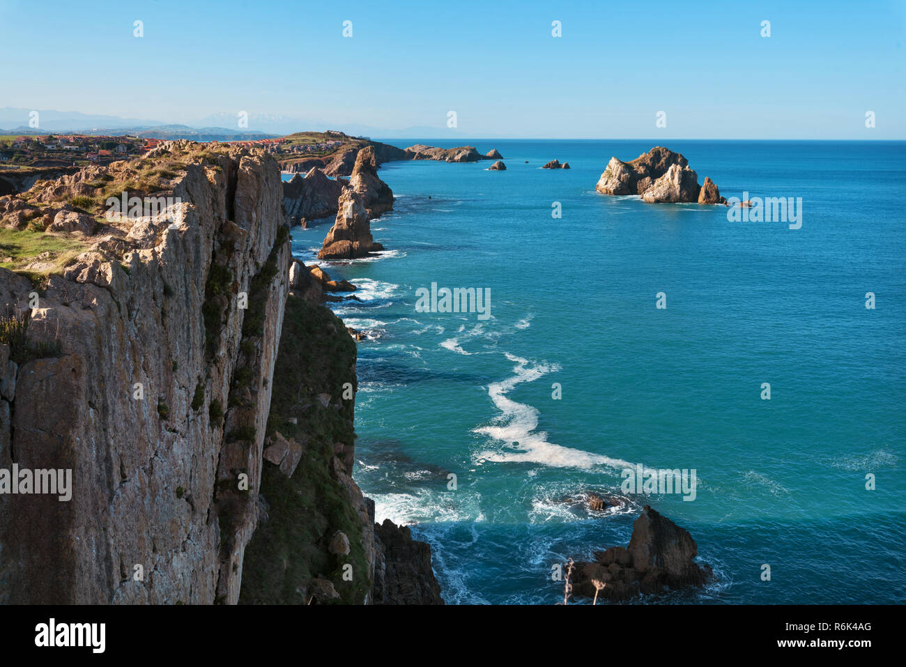 Linea costiera paesaggio in Urros de Liencres Cantabria, SPAGNA Foto Stock