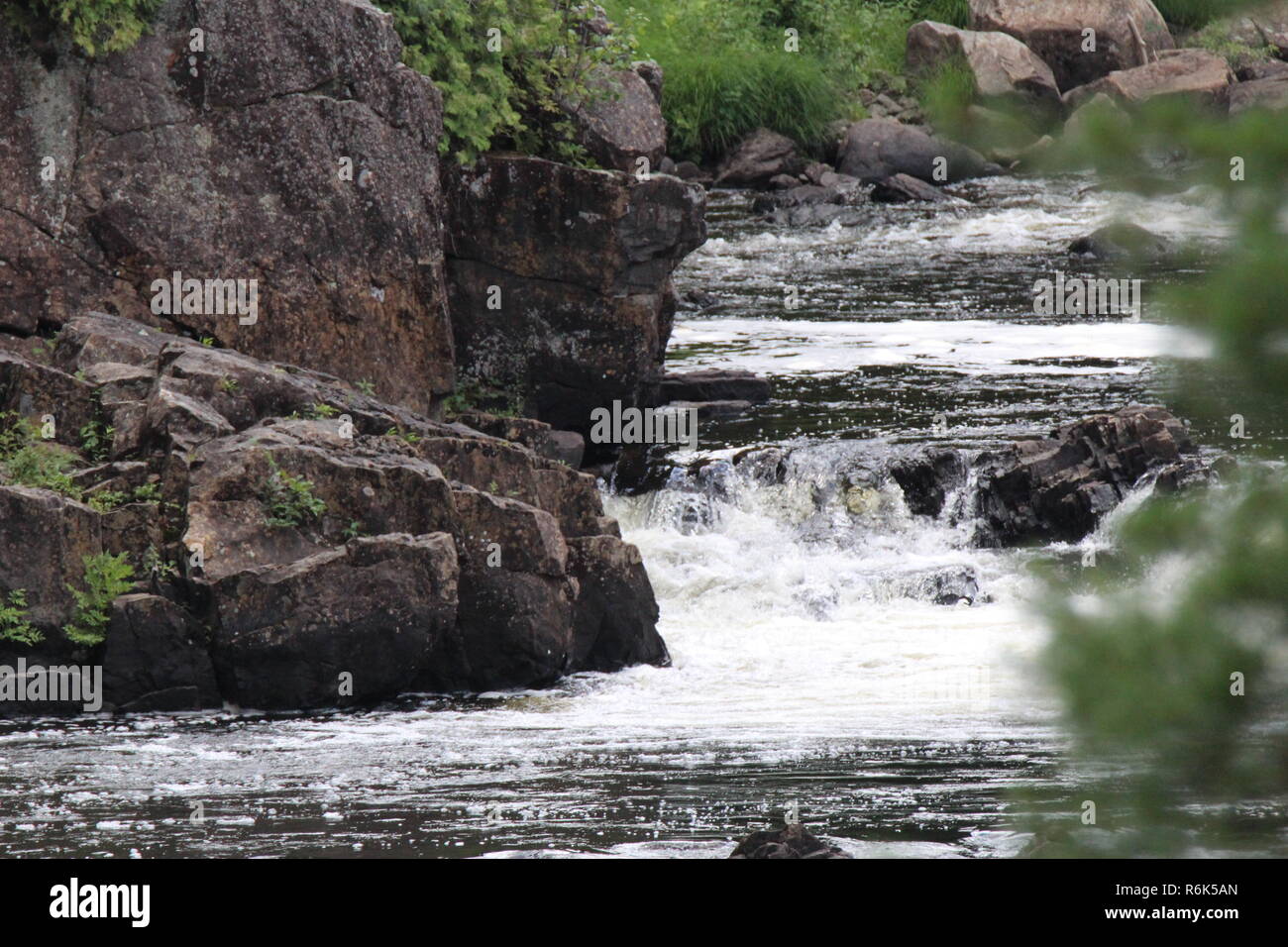 Cascata d'eau et natura / fiume nella natura Foto Stock