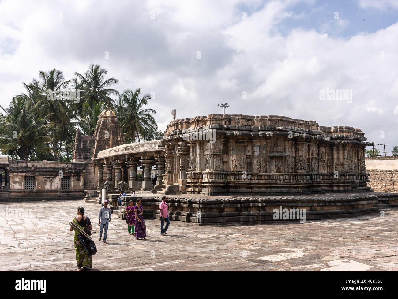 Belur, Karnataka, India - 2 Novembre 2013: Chennakeshava Tempio. Marrone-stone Viranarayana santuario nella parte anteriore del mandapam e Vimanam di shrin Somanayaki Foto Stock