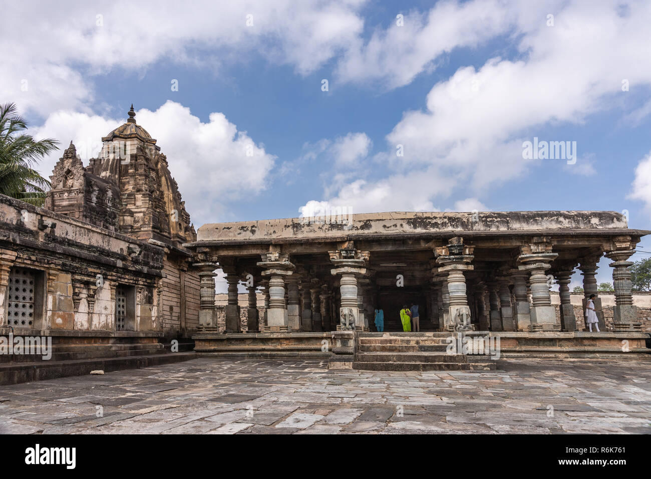 Belur, Karnataka, India - 2 Novembre 2013: Chennakeshava Tempio. Marrone-pietra grande Mandapam adiacente al Santuario Somanayaki con vimanam sotto il cielo blu Foto Stock