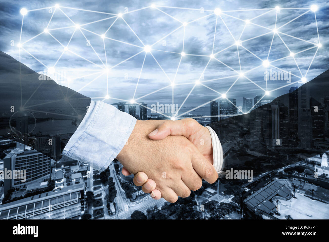 Trattativa o accordo concetto business handshake, doppia esposizione, cooperazione o partenariato imprese con connessione di rete. Foto Stock