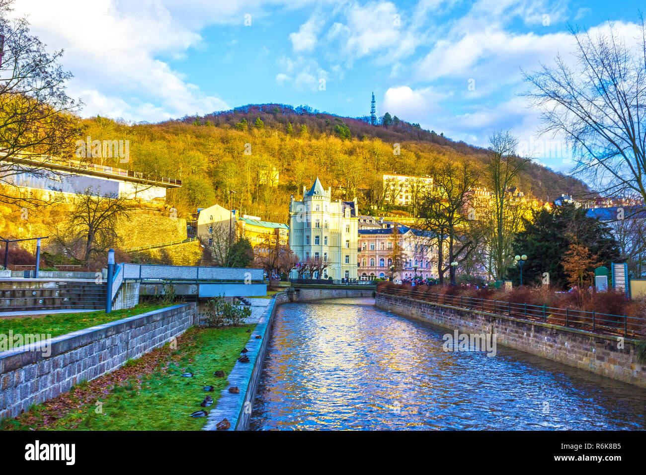 L'argine del fiume Tepla nel centro Foto Stock
