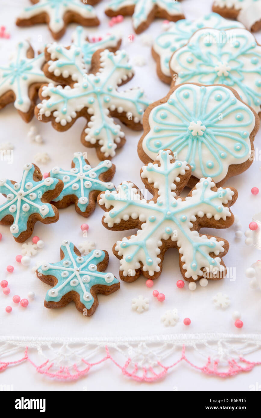 Decorazione di natale con biscotti a forma di fiocchi di neve e stelle su  sfondo bianco Foto stock - Alamy