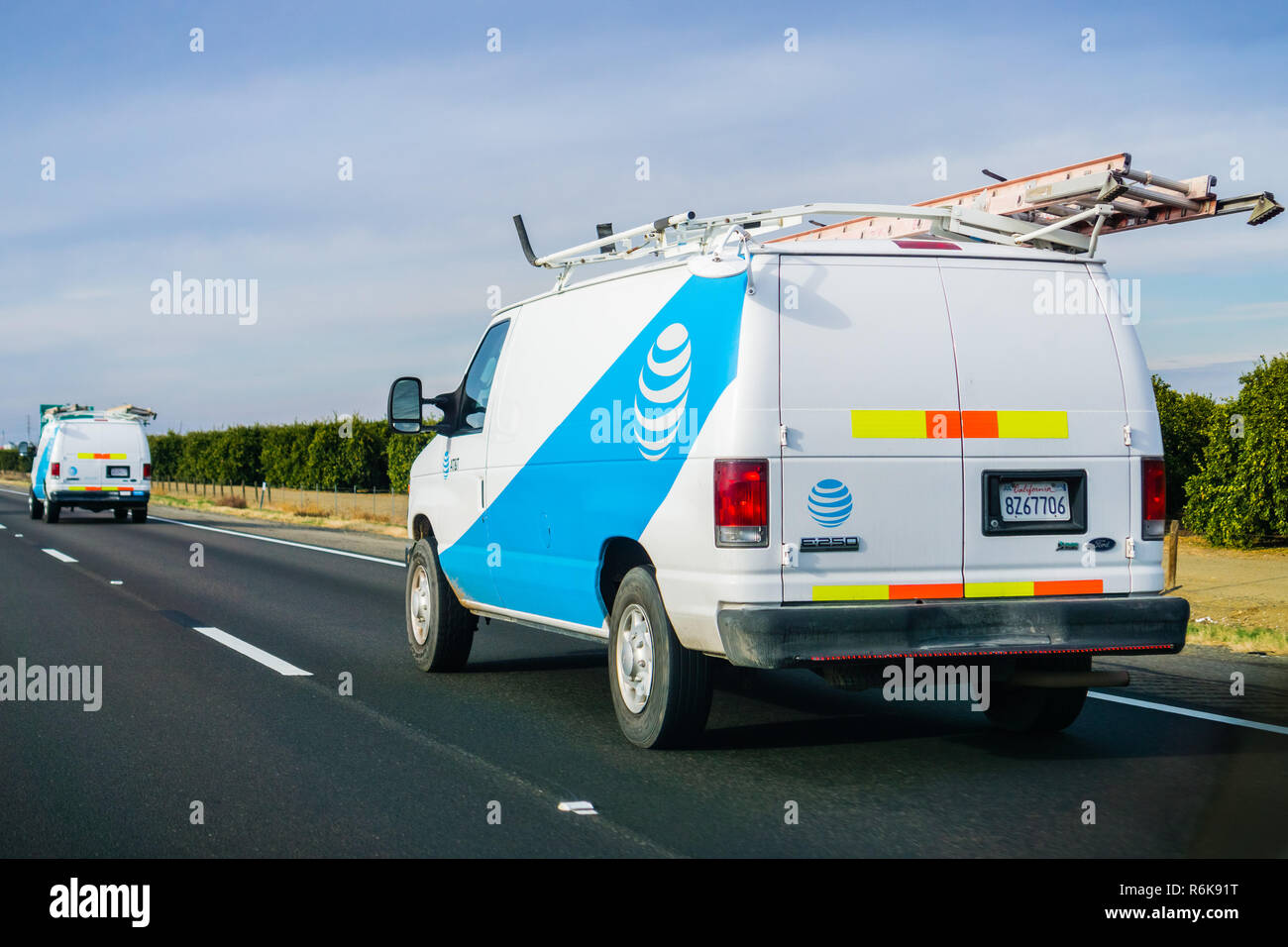 Dicembre 3, 2018 Los Angeles / CA / STATI UNITI D'AMERICA - il servizio AT&T furgoni guida in autostrada; emblema viene visualizzato sul lato Foto Stock
