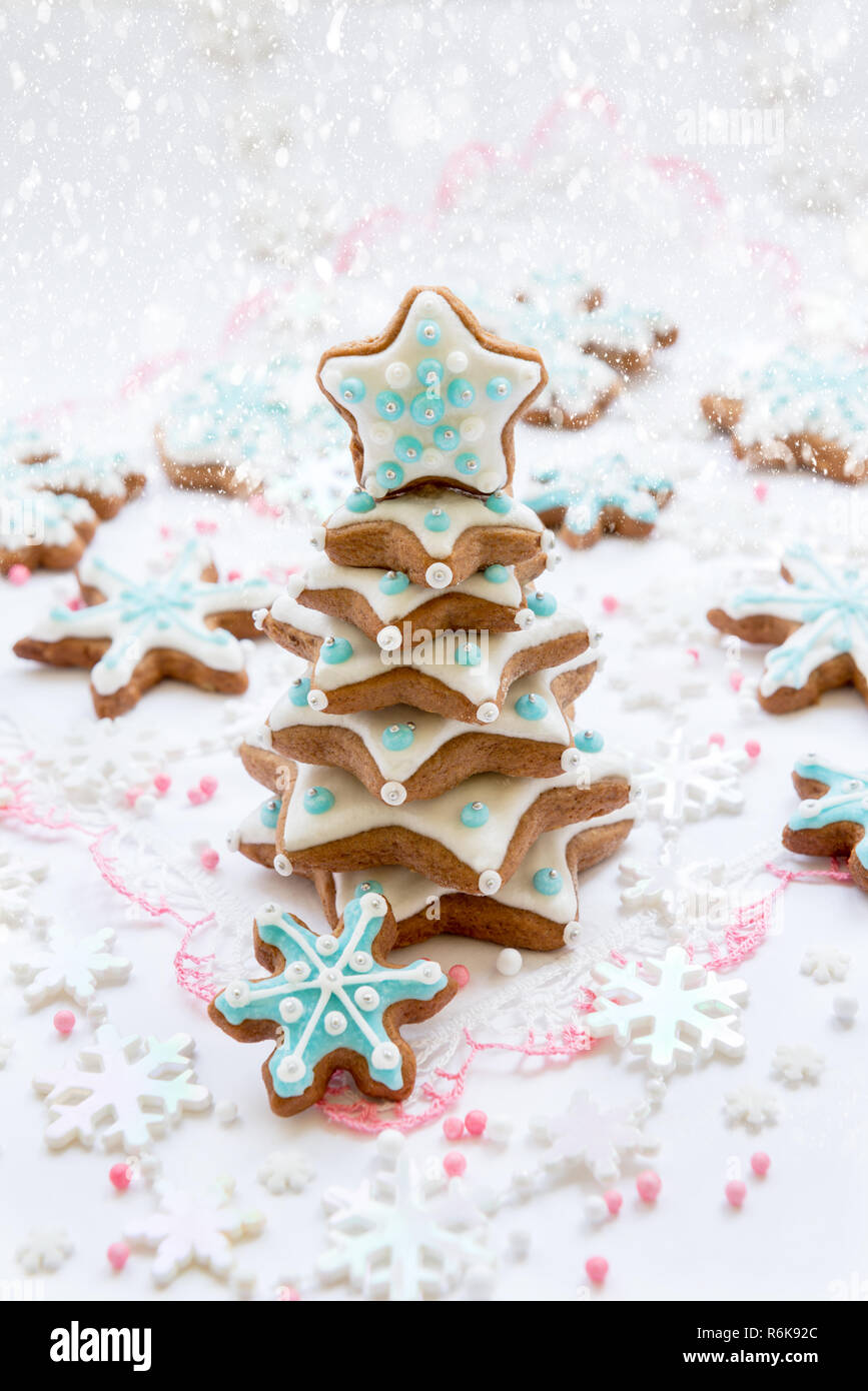 Tree biscotti a forma di stelle su sfondo bianco Foto Stock
