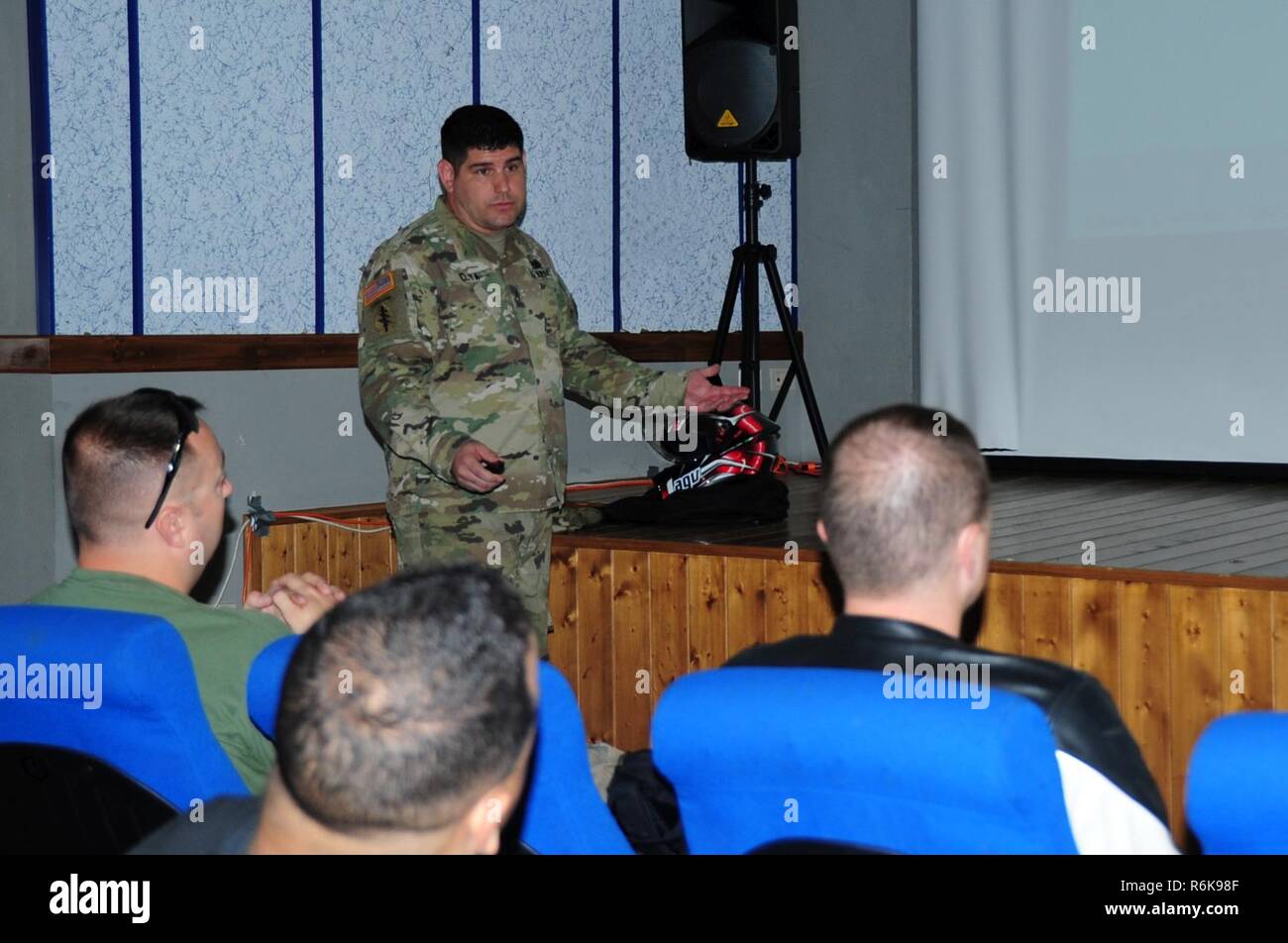 Stati Uniti SSG soldato Peter J. Elya, dal 529th Polizia Militare inchiesta, mutandine nella Comunità durante il motociclo Mentorship programma rally e sicurezza giorno a Camp Darby, Post Theatre, Livorno, Italia, 19 maggio 2017. ( Foto Stock