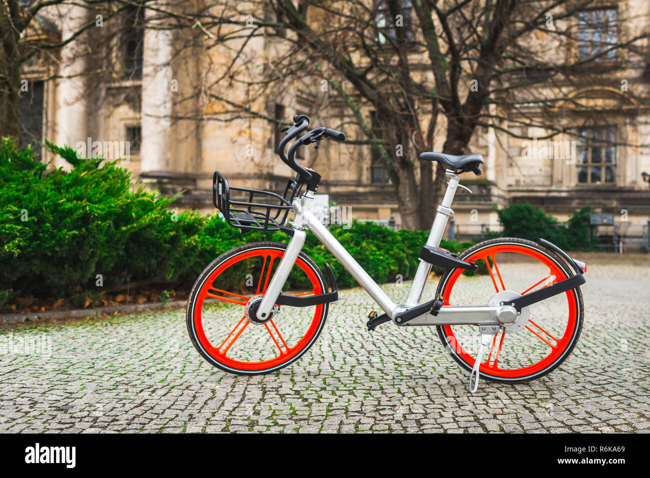 Città moderna bicicletta permanente sulla strada Foto Stock