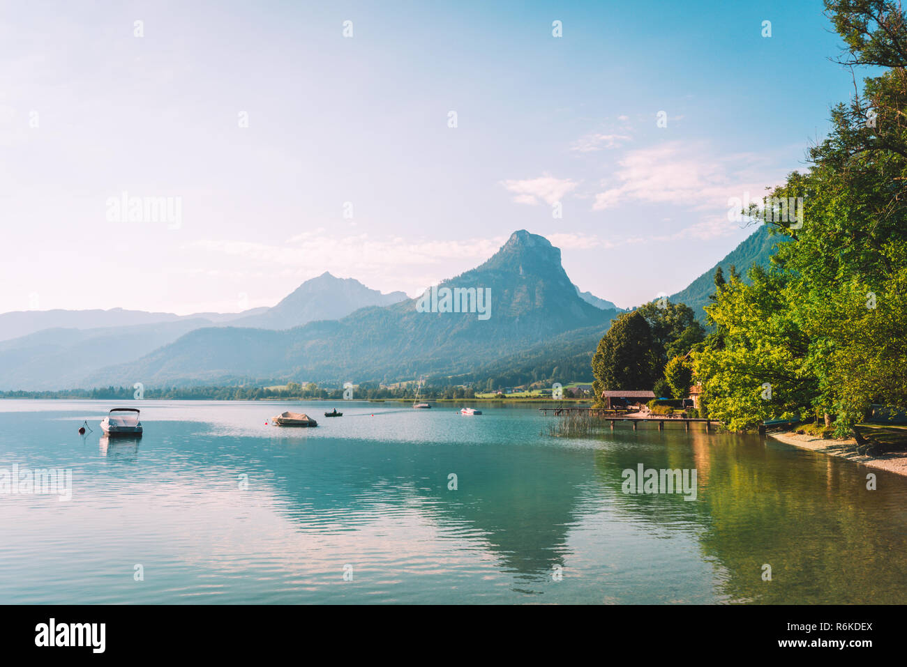 Il lago Wolfgangsee in Austria al mattino. Paesaggio Naturale Foto Stock