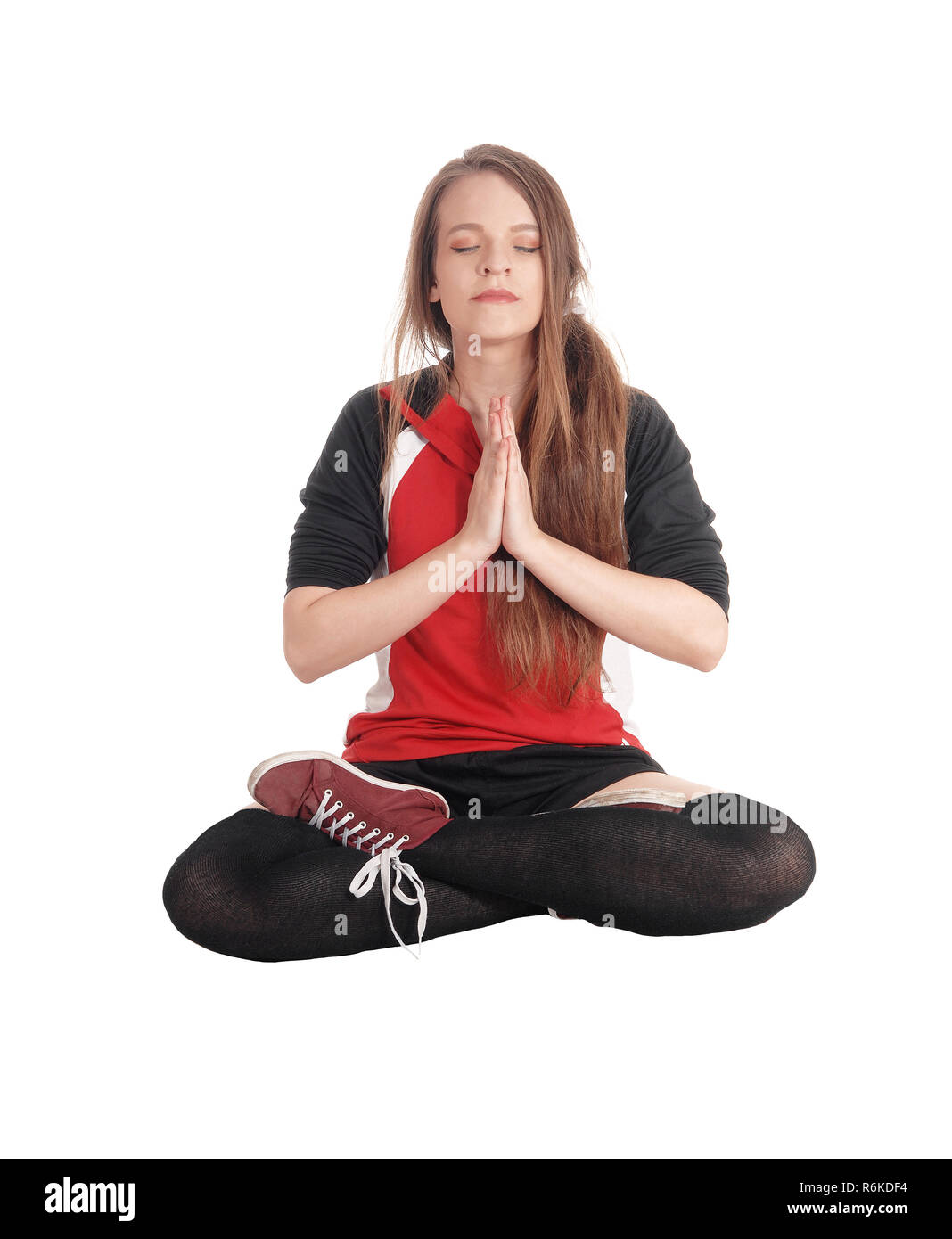 Bella donna seduta in joga pongono Foto Stock