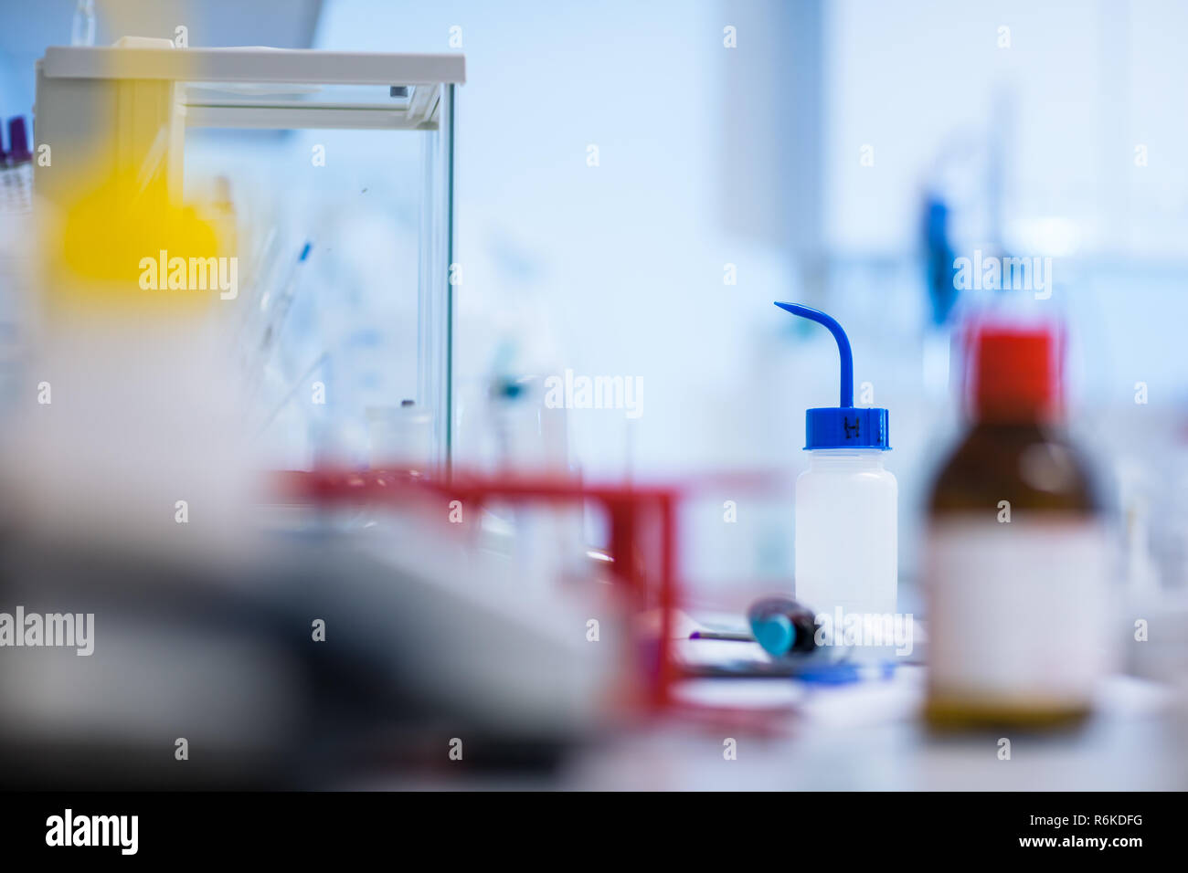 Laboratorio di chimica (SHALLOW DOF dai toni di colore immagine) Foto Stock