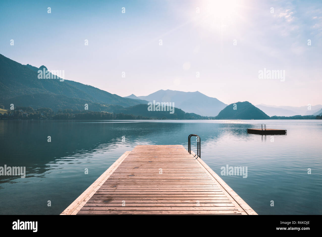 Lungo il molo di legno sul lago Wolfgangsee nelle Alpi austriache. Tranquillo scenario di mattina Foto Stock