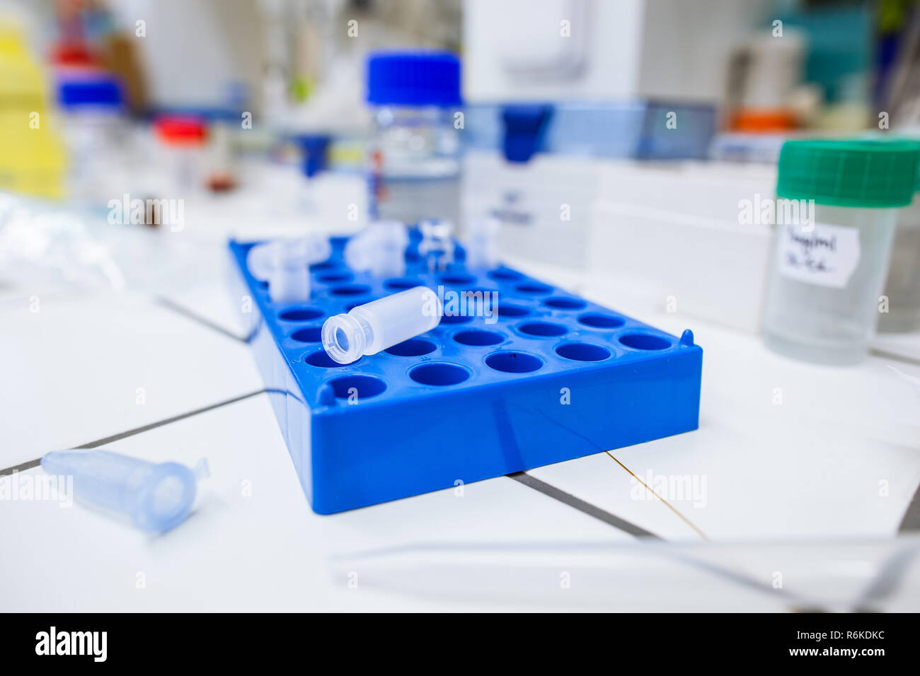 Laboratorio di chimica (SHALLOW DOF dai toni di colore immagine) Foto Stock