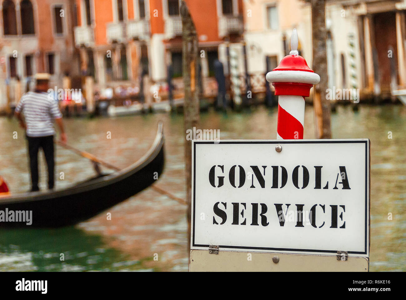 Turismo a Venezia. Servizio in gondola lungo il Canal Grande Foto Stock