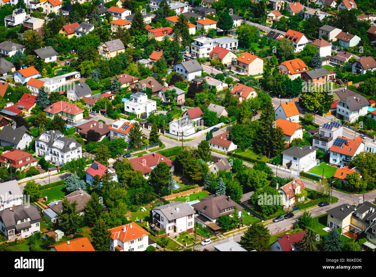 Zona suburbana con lo stile di vita moderno case residenziali. Ecologicamente puliti i luoghi per vivere. Batterie solari sui tetti. Suburban infrastructu Foto Stock