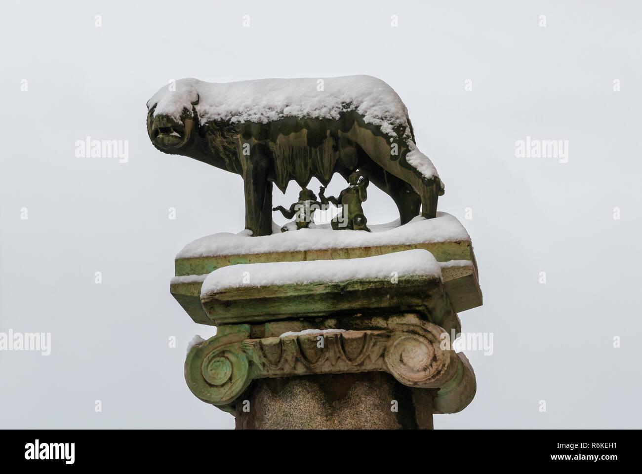 Inverno a Roma. Il leggendario Lupo capitolino con Royal Twins, simbolo della città, sulla sommità del colle del Campidoglio, coperto di neve. Foto Stock