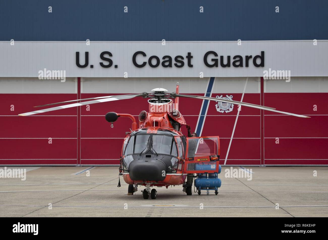 Un U.S. Coast Guard HH-65C Delfino elicottero dalla guardia costiera Stazione aria Atlantic City è preparato per una missione durante la tre giorni di controllo Aeropsace Alert CrossTell live-fly esercitazione a Atlantic City International Airport, N.J., 24 maggio 2017. I rappresentanti della Air National Guard fighter ali, Civil Air Patrol, E DEGLI STATI UNITI Coast Guard ad ala rotante intercettano aria unità verranno effettuare giornalmente sortite da maggio 23-25 per perfezionare le loro competenze a livello tattico aria-intercettare le procedure. Foto Stock