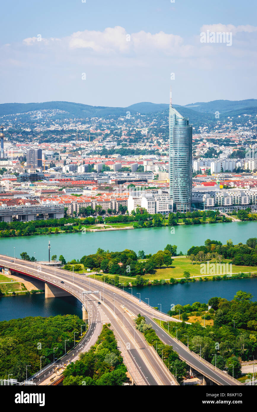 Autostrada lunga oltre il fiume che porta al business centro città Foto Stock