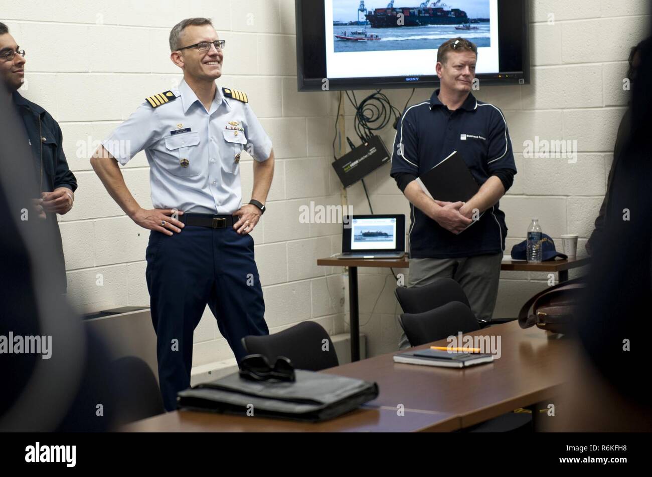 La guardia costiera della CPT. Richard Wester, comandante del settore Hampton Roads a Portsmouth, Virginia, accoglie studenti da Queensland University of Technology di Brisbane, Queensland, Australia, durante il loro tour del settore Maggio 25, 2017. Durante la sessione di domande e risposte, QUT studenti Wester ha chiesto circa la struttura del settore Hampton Roads e su come la protezione di litorale collabora con enti locali, statali e federali. Foto Stock