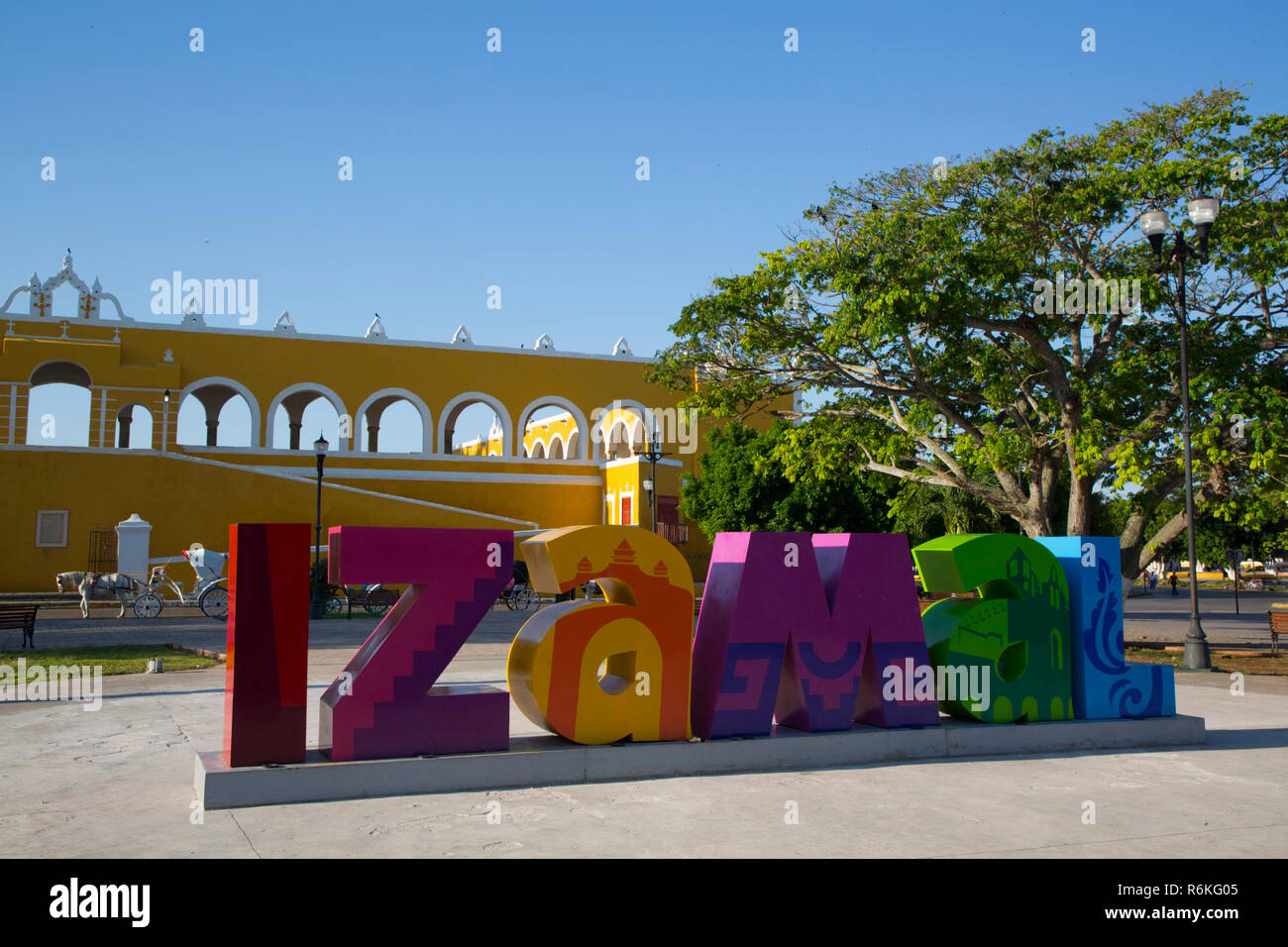 Colorata città segno, Izamal, Yucatan, Messico Foto Stock