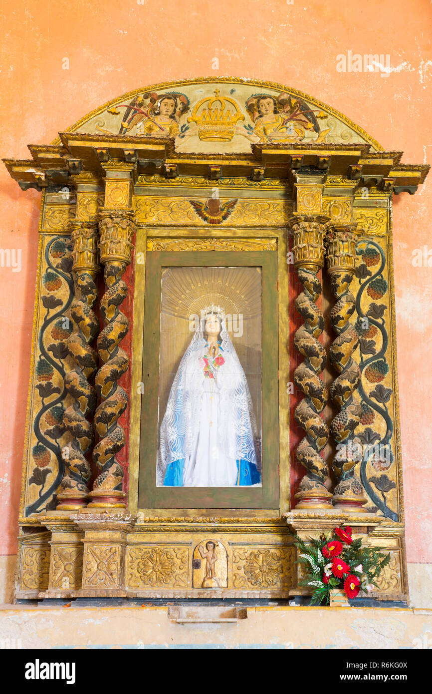 Retablo (altare), la Chiesa della Vergine de la Asunción (un ex convento), Mama, Route dei conventi, Yucatan, Messico Foto Stock