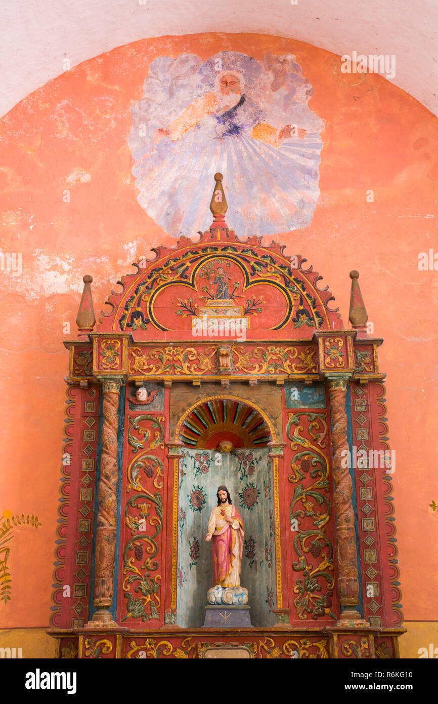 Retablo (altare), la Chiesa della Vergine de la Asunción (un ex convento), Mama, Route dei conventi, Yucatan, Messico Foto Stock