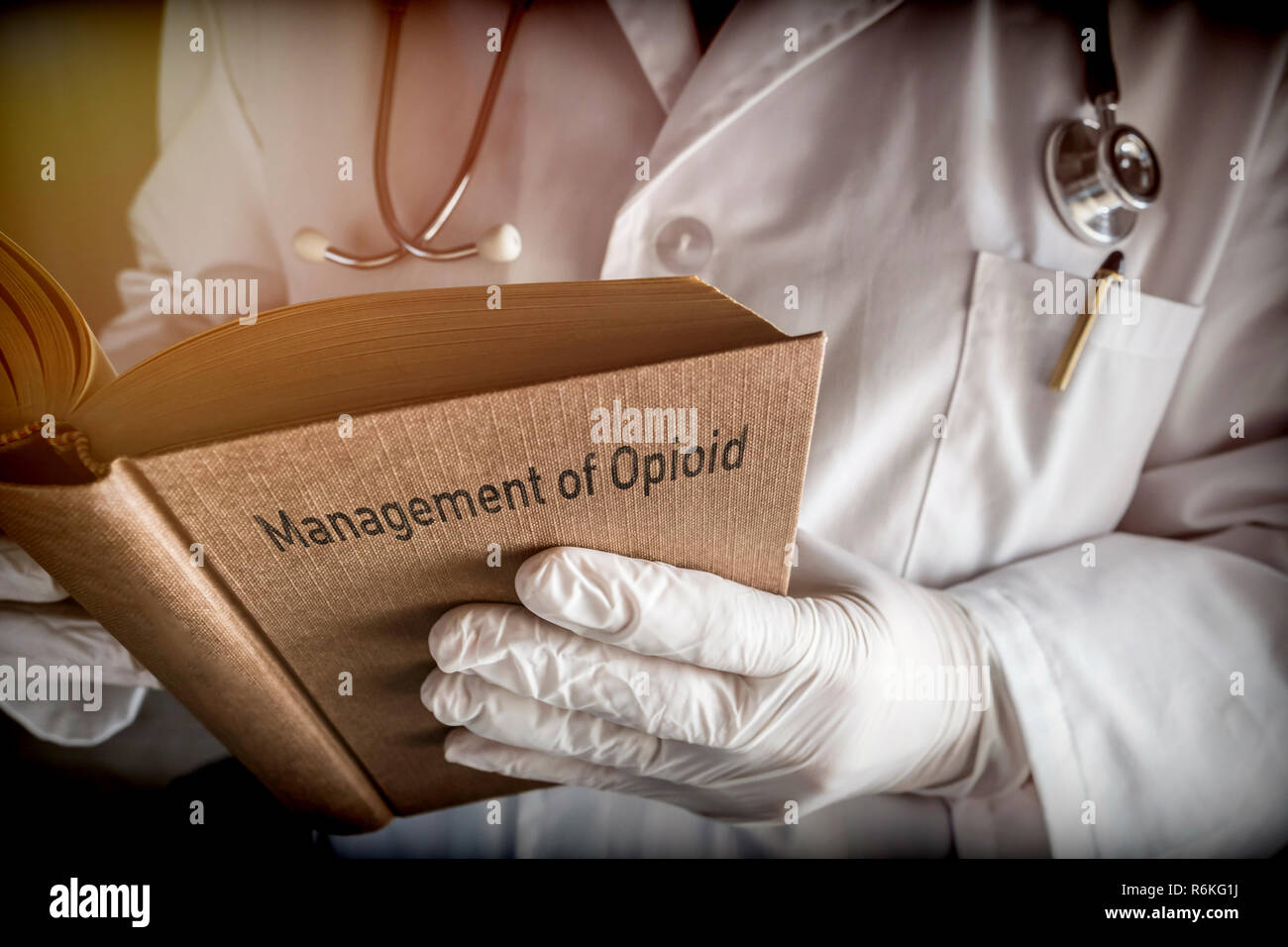Medico detiene il libro sulla gestione di oppioide, immagine concettuale Foto Stock