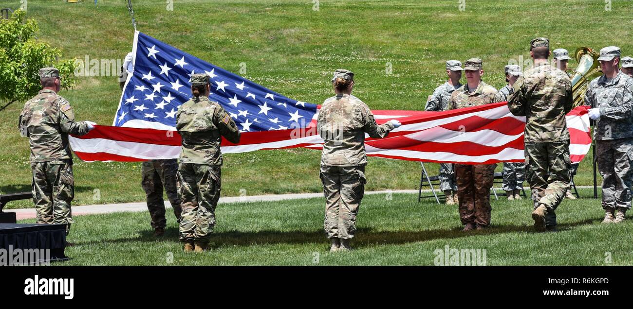 I membri dell'Iowa National Guard per piegare la bandiera degli Stati Uniti durante la conduzione di ritiro come la 88Supporto regionale il comando dedica una lapide a Camp Dodge, Iowa il 25 maggio in onore del 88th Divisione di Fanteria di inizio là in 1917. Durante il ritiro di comando, aviatori, soldati e civili sono riconosciuti da magg. Gen. Timothy Orr, Aiutante Generale dell'Iowa Guardia nazionale, per i loro contributi per la protezione e le loro comunità, lo stato e la nazione. Foto Stock