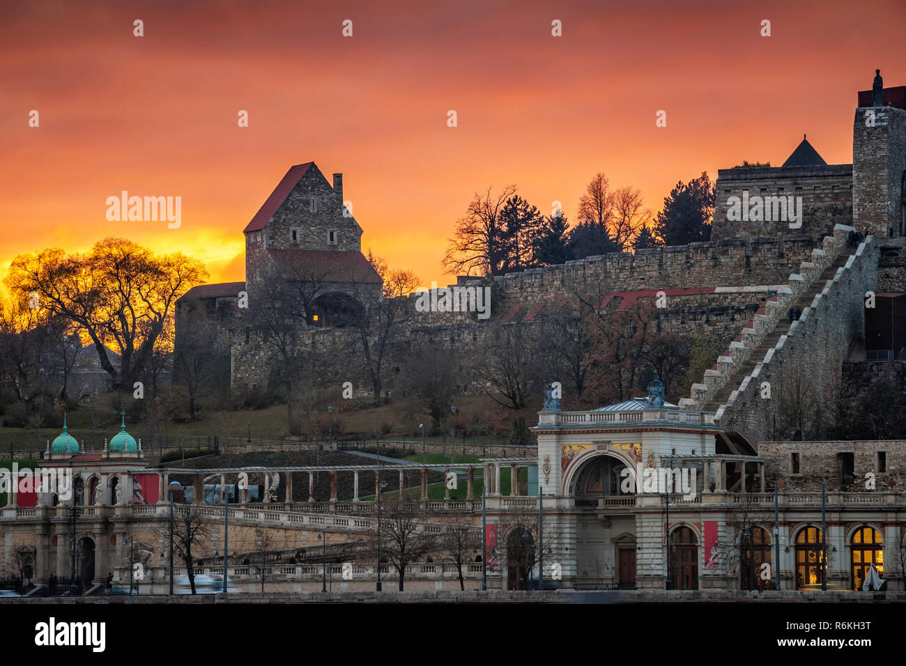 Budapest, Ungheria - incredibile tramonto al Castello di Buda Royal Palace con il Sud Rondella e Varkert bazaar Foto Stock