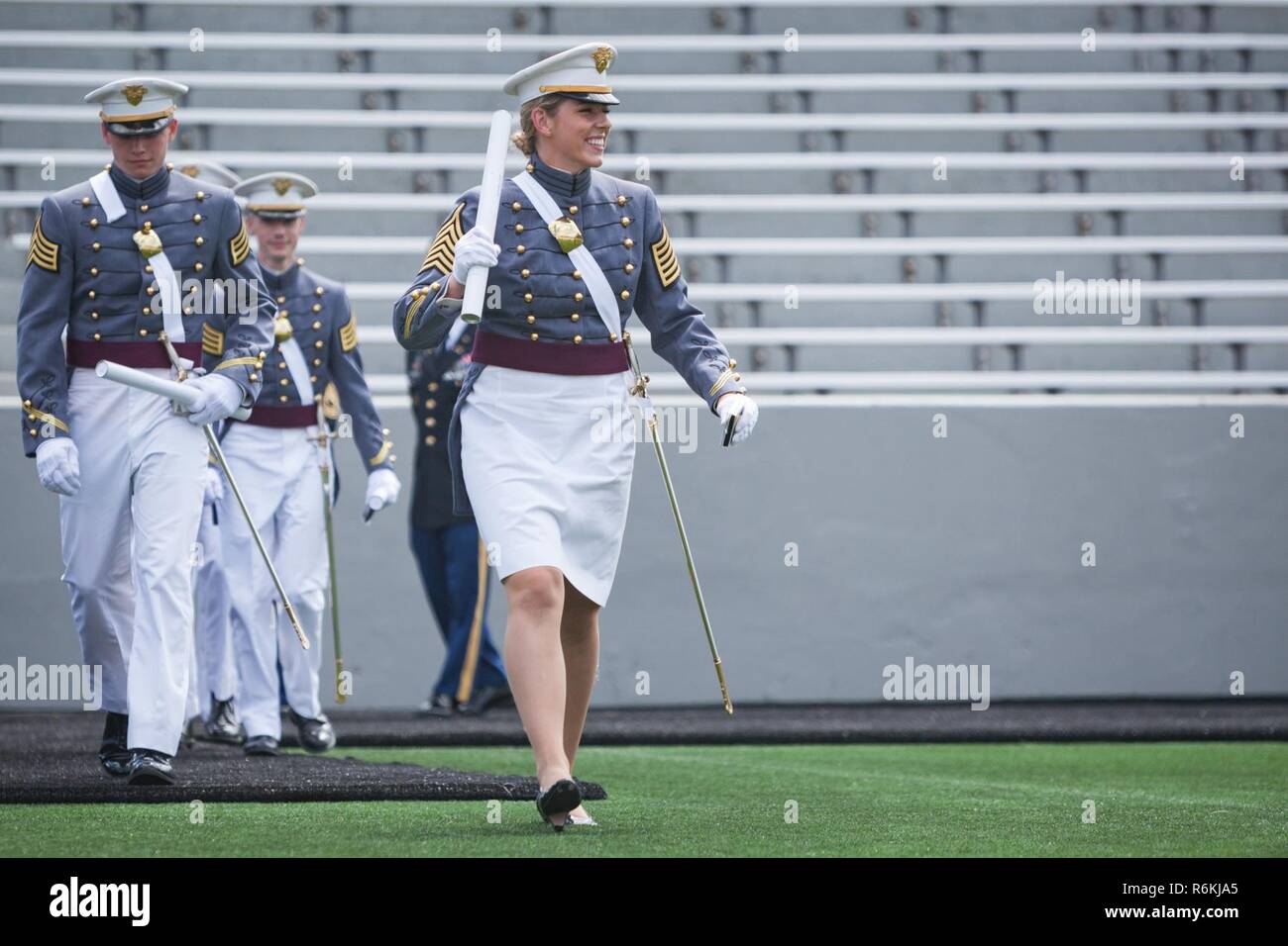 Stati Uniti Accademia militare di cadetti celebrare di ricevere i loro diplomi durante il 2017 cerimonia di laurea a West Point. Nove cento trenta sei cadetti dalla classe del 2017 hanno ricevuto i loro diplomi maggio 27. La classe incluso 151 donne, 72 afro-americani, 60 Asiatico/Isolani del Pacifico, 102 ispanici e sei i nativi americani. Vi sono stati 133 membri della classe che hanno partecipato all'U.S. Accademia militare scuola preparatoria (114 uomini e 19 donne). Questa classe inoltre incluso 21 veterani di guerra (20 uomini e una donna). Foto Stock